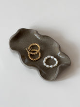 Lade das Bild in den Galerie-Viewer, Schmuckschale “Welle Lava”