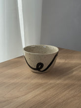 Lade das Bild in den Galerie-Viewer, Becher Curvy