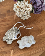 Lade das Bild in den Galerie-Viewer, Schmuckschale „Welle schwarz gesprenkelt“