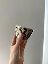 Lade das Bild in den Galerie-Viewer, Becher Waves