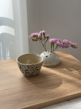 Lade das Bild in den Galerie-Viewer, Becher Schwarz Gesprenkelt