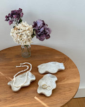 Lade das Bild in den Galerie-Viewer, Schmuckschale „Welle Weiß“