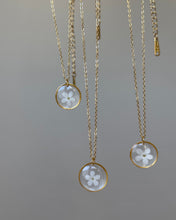 Lade das Bild in den Galerie-Viewer, Kette „Ella“ mit weißem Vergissmeinnicht in Gold