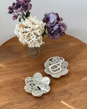 Lade das Bild in den Galerie-Viewer, Schmuckschale „Blume schwarz gesprenkelt“