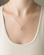 Lade das Bild in den Galerie-Viewer, Kette "Pia" mit echtem Vergissmeinnicht, Gold