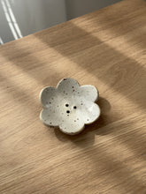 Lade das Bild in den Galerie-Viewer, Seifenschale Blume Weiß