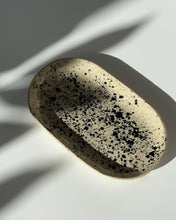Lade das Bild in den Galerie-Viewer, Ovale Schale „schwarz gesprenkelt“