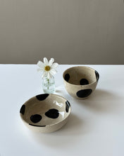 Lade das Bild in den Galerie-Viewer, B- Ware Becher „black dots“