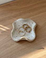 Lade das Bild in den Galerie-Viewer, Schmuck Schale Welle Weiß Rund