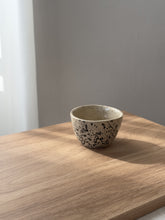 Lade das Bild in den Galerie-Viewer, Becher Schwarz Gesprenkelt