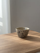 Lade das Bild in den Galerie-Viewer, Becher Schwarz Gesprenkelt
