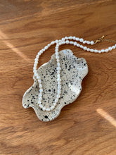 Lade das Bild in den Galerie-Viewer, Schmuckschale „Welle schwarz gesprenkelt“