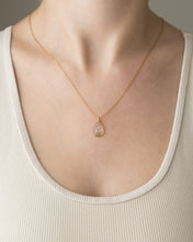 Lade das Bild in den Galerie-Viewer, Kette „Malea Tropfen“ mit echten kleinen Blüten, Gold