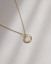 Lade das Bild in den Galerie-Viewer, Kette „Ella“ mit weißem Vergissmeinnicht in Gold