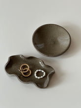 Lade das Bild in den Galerie-Viewer, Schmuckschale “Rund Lava”