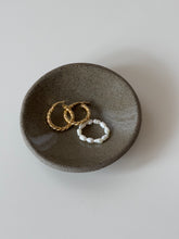 Lade das Bild in den Galerie-Viewer, Schmuckschale “Rund Lava”