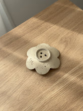 Lade das Bild in den Galerie-Viewer, Seifenschale Blume Weiß