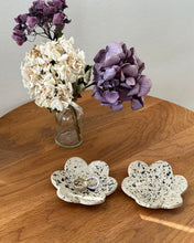 Lade das Bild in den Galerie-Viewer, Schmuckschale „Blume schwarz gesprenkelt“