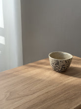 Lade das Bild in den Galerie-Viewer, Becher Schwarz Gesprenkelt