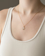 Lade das Bild in den Galerie-Viewer, Kette „Malea Tropfen“ mit echten kleinen Blüten, Gold