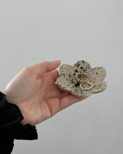 Lade das Bild in den Galerie-Viewer, Schmuckschale „Blume schwarz gesprenkelt“