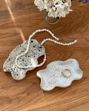 Lade das Bild in den Galerie-Viewer, Schmuckschale „Welle schwarz gesprenkelt“