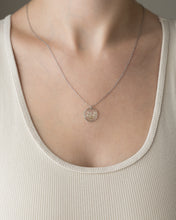 Lade das Bild in den Galerie-Viewer, Kette “Malea” mit kleinen echten weißen Blüten, Silber