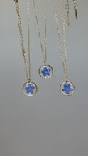 Laden und Abspielen von Videos im Galerie-Viewer, Kette "Pia" mit echtem Vergissmeinnicht, Gold