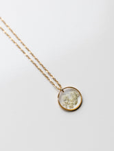 Lade das Bild in den Galerie-Viewer, Kette "Malea" mit kleinen echten weißen Blüten, Gold