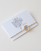 Lade das Bild in den Galerie-Viewer, Armband "Pia mit Goldstaub" mit echtem Vergissmeinnicht