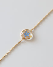 Lade das Bild in den Galerie-Viewer, Armband "Pia mit Goldstaub" mit echtem Vergissmeinnicht