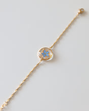 Lade das Bild in den Galerie-Viewer, Armband "Pia mit Goldstaub" mit echtem Vergissmeinnicht