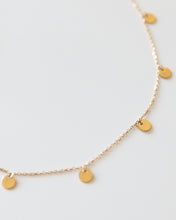 Lade das Bild in den Galerie-Viewer, Kette mit kleinen Goldplättchen