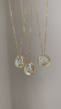 Laden und Abspielen von Videos im Galerie-Viewer, Kette "Malea" mit kleinen echten weißen Blüten, Gold