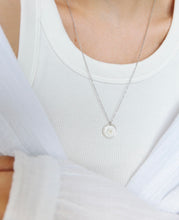 Lade das Bild in den Galerie-Viewer, Kette "Ella" mit weißem Vergissmeinnicht, Silber