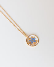 Lade das Bild in den Galerie-Viewer, Kette "Pia mit Goldstaub" mit echtem Vergissmeinnicht