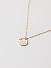 Lade das Bild in den Galerie-Viewer, Kette „Ella“ mit weißem Vergissmeinnicht in Gold