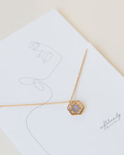 Lade das Bild in den Galerie-Viewer, Kette „Pia Hexagon mit Goldstaub“