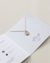 Lade das Bild in den Galerie-Viewer, Kette „Malea Tropfen“ mit echten kleinen Blüten, Gold