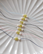 Lade das Bild in den Galerie-Viewer, Smiley Armband mit Süßwasser Perlen