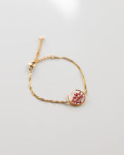 Lade das Bild in den Galerie-Viewer, Armband „Malea Rot“ mit echten Blüten, Edelstahl Gold