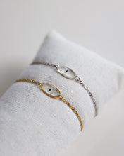Lade das Bild in den Galerie-Viewer, Armband “Sternenkind Oval” mit echtem Vergissmeinnicht, Gold