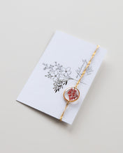 Lade das Bild in den Galerie-Viewer, Armband „Malea Rot“ mit echten Blüten, Edelstahl Gold