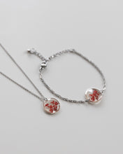 Lade das Bild in den Galerie-Viewer, Kette „Malea Rot“ mit echten Blumen, Silber