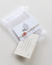 Lade das Bild in den Galerie-Viewer, Armband „Malea Rot“ mit echten Blüten, Edelstahl Gold