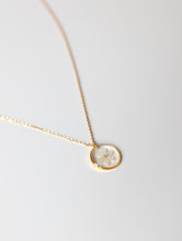 Lade das Bild in den Galerie-Viewer, Kette „Ella“ mit weißem Vergissmeinnicht in Gold