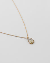 Lade das Bild in den Galerie-Viewer, Kette „Malea Tropfen“ mit echten kleinen Blüten, Gold