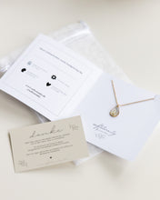 Lade das Bild in den Galerie-Viewer, Kette „Malea Tropfen“ mit echten kleinen Blüten, Gold