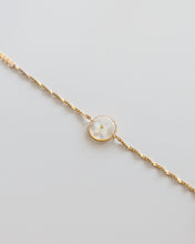 Lade das Bild in den Galerie-Viewer, Armband “Ella” mit weißem Vergissmeinnicht, Gold