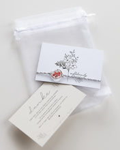 Lade das Bild in den Galerie-Viewer, Armband „Malea Rot“ mit echten Blüten, Edelstahl Silber